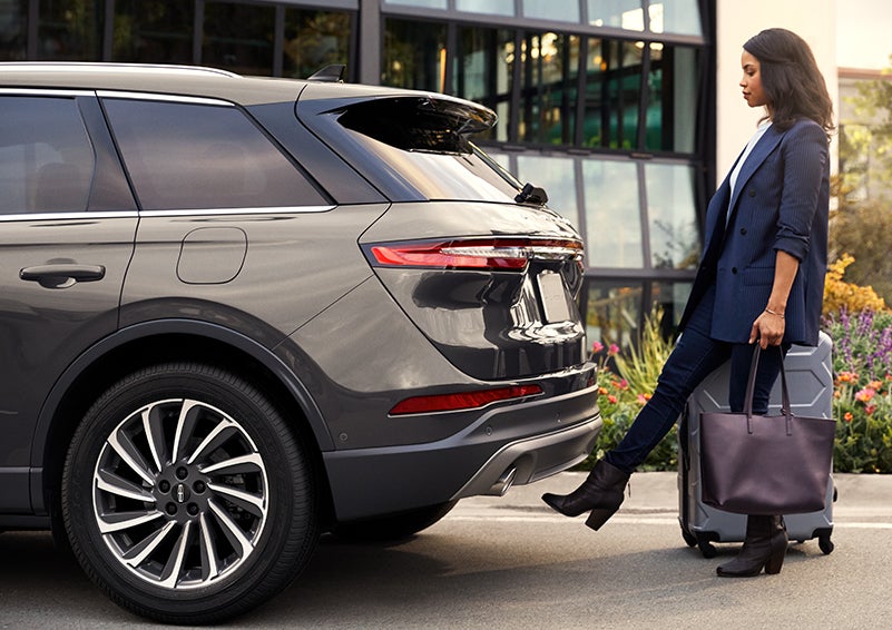 A woman with her hands full uses her foot to activate the hands-free liftgate. | Angela Krause Lincoln of Alpharetta in Alpharetta GA