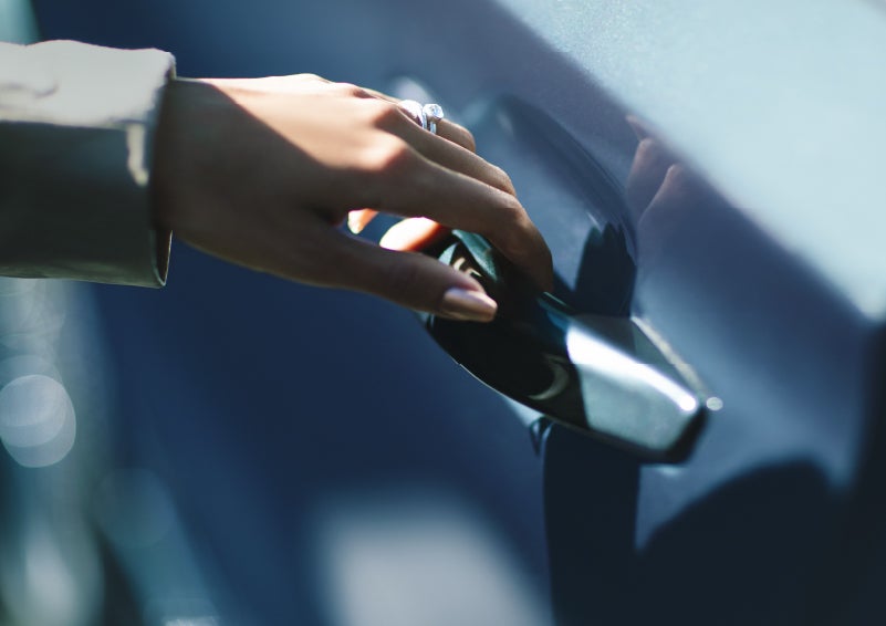 A hand gracefully grips the Light Touch Handle of a 2024 Lincoln Aviator® SUV to demonstrate its ease of use | Angela Krause Lincoln of Alpharetta in Alpharetta GA