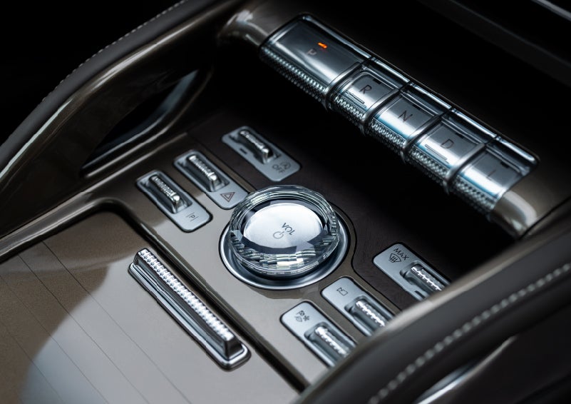 A crystal-inspired volume knob is shown in the center floor console of a 2024 Lincoln Nautilus® SUV. | Angela Krause Lincoln of Alpharetta in Alpharetta GA