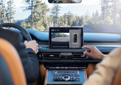 The available 360-Degree Camera shows a bird's-eye view of a Lincoln Aviator® SUV | Angela Krause Lincoln of Alpharetta in Alpharetta GA