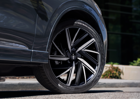 The rim of the 2025 Lincoln Aviator® SUV is shown slightly angled out. | Angela Krause Lincoln of Alpharetta in Alpharetta GA